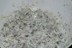 Salata de ciuperci cu castraveti acri