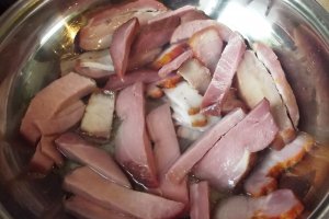 Mancare de ciuperci cu praz si specialitati de porc afumate