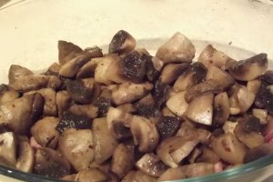 Mancare de ciuperci cu praz si specialitati de porc afumate