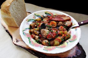 Mancare de ciuperci cu praz si specialitati de porc afumate