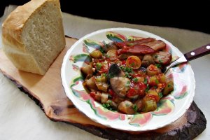 Mancare de ciuperci cu praz si specialitati de porc afumate