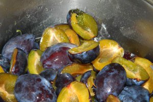 Prune caramelizate