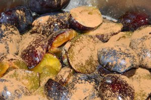 Prune caramelizate
