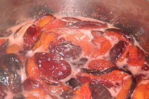 Prune caramelizate