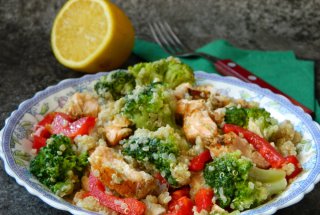 Salata de quinoa cu broccoli si somon