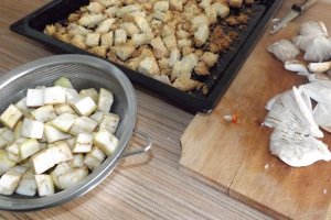 Legume sotate cu crutoane si branza fondue