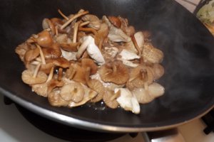 Legume sotate cu crutoane si branza fondue