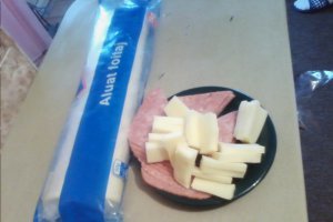 Aperitiv "Morisca" cu salam si cascaval