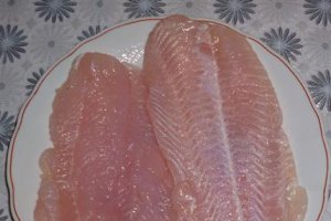 Scoici, calamar, file pangasius cu legume pe placa electrica