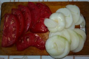 Scoici, calamar, file pangasius cu legume pe placa electrica