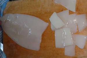 Scoici, calamar, file pangasius cu legume pe placa electrica
