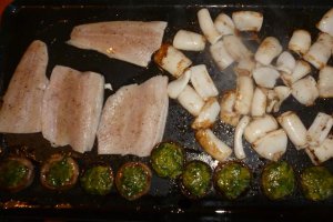 Scoici, calamar, file pangasius cu legume pe placa electrica