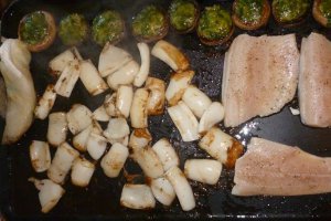 Scoici, calamar, file pangasius cu legume pe placa electrica