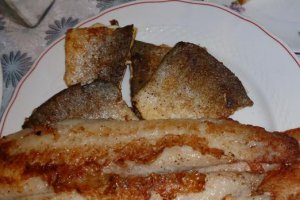 Scoici, calamar, file pangasius cu legume pe placa electrica