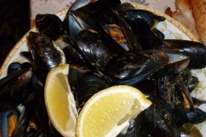 Scoici, calamar, file pangasius cu legume pe placa electrica
