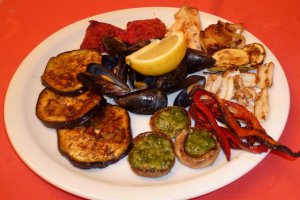 Scoici, calamar, file pangasius cu legume pe placa electrica