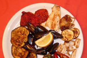 Scoici, calamar, file pangasius cu legume pe placa electrica
