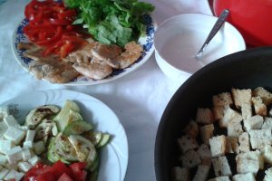 Salata cu legume, piept de pui si sos de usturoi