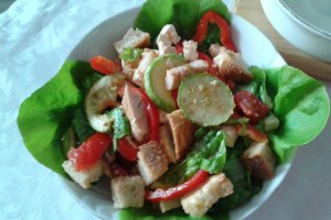 Salata cu legume, piept de pui si sos de usturoi