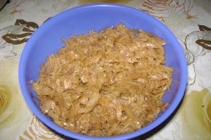 Varză călită cu tocăniţă de porc şi găluşte