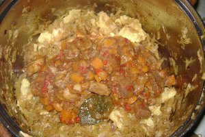 Varză călită cu tocăniţă de porc şi găluşte