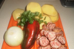 Tocanita de cartofi cu carnati de porc afumat