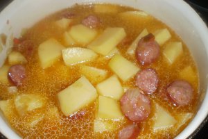 Tocanita de cartofi cu carnati de porc afumat
