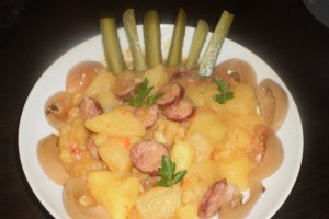Tocanita de cartofi cu carnati de porc afumat