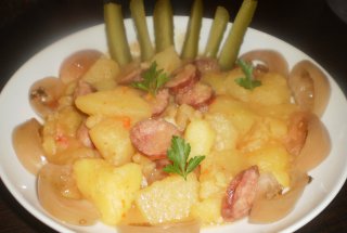 Tocanita de cartofi cu carnati de porc afumat