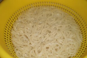 Spaghete cu felii de branza topita Delaco