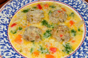 Ciorba cu perisoare din carne si ciuperci salbatice