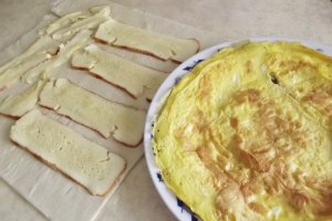 Rulada din foietaj cu omleta si carnati