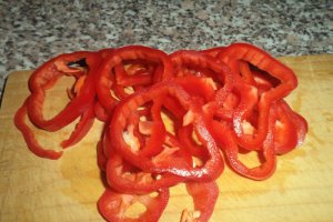 Garnitura de cartofi,ceapa si ardei la tigaie