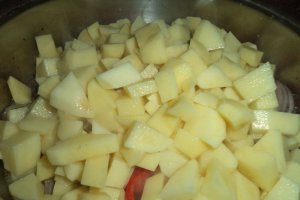 Garnitura de cartofi,ceapa si ardei la tigaie