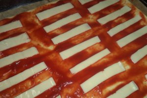 Pizza rapida pe aluat foietaj