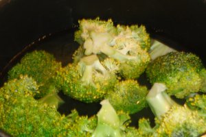 Salata de brocolli cu pui si alune