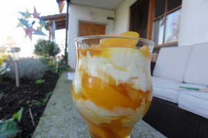 Desert cu piersici caramelizate