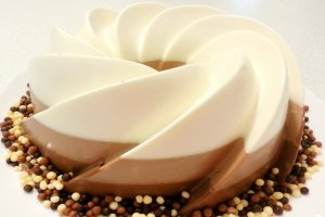 Vezi si reteta video pentru Tort Trei Ciocolate