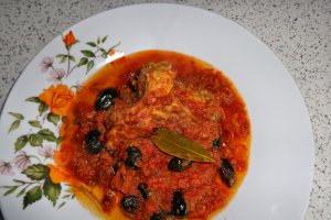 Iepure cu masline si sos de rosii