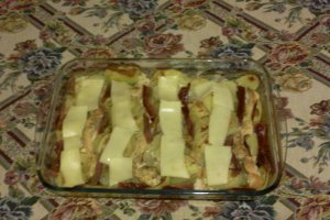 Cartofi cu piept de pui si carne afumata la cuptor