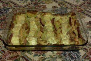 Cartofi cu piept de pui si carne afumata la cuptor
