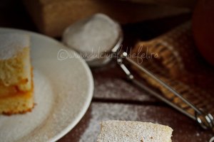 Prajitura turnata cu mere caramelizate