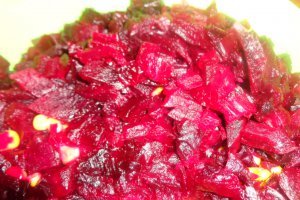 Salata de sfecla rosie  cu nuci si porumb