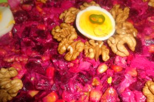 Salata de sfecla rosie  cu nuci si porumb