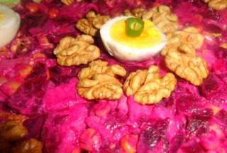Salata de sfecla rosie  cu nuci si porumb