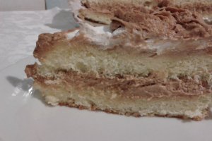 Tort din pandispan cu mere si crema caramel