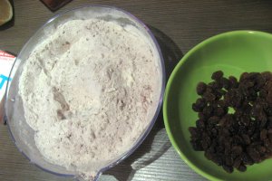 Ciocolata de casa cu stafide si rom