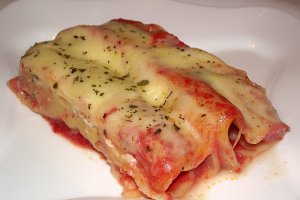 Cannelloni cu carne si suc de rosii