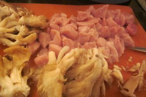 Bucățele de porc, ciuperci pleutorus și mix de orez