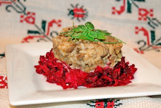 Bucățele de porc, ciuperci pleutorus și mix de orez